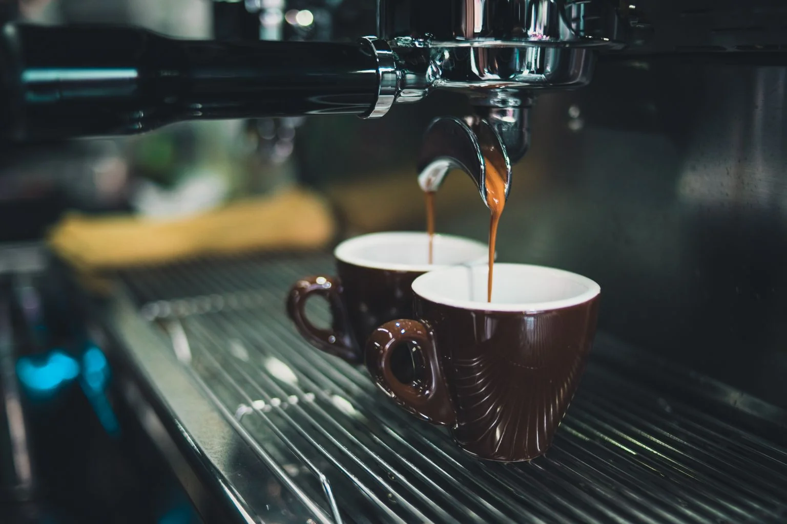 French Press coffee brewing method paired with Medium to Dark roast beans